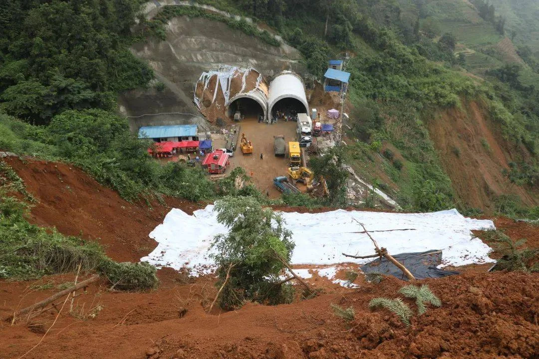 云南一铁路隧道坍塌什么原因导致的(蒙华铁路隧道塌方)3