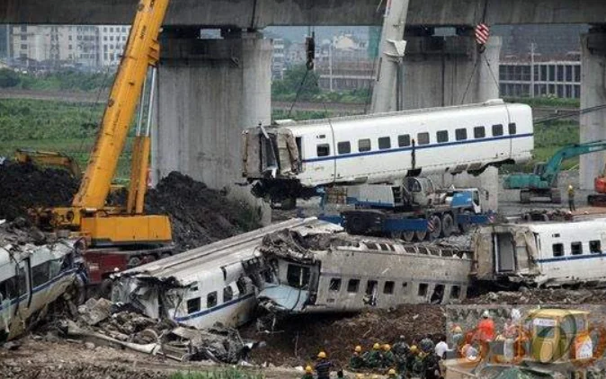 高铁脱轨模拟视频里油门和刹车中间蓝色那个是什么(高铁出轨事故视频)2