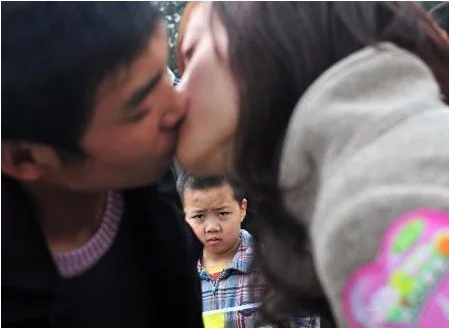 上海地铁上两人睡在座椅上亲热如何评价这两人的行为（上海地铁情侣接吻照片）3