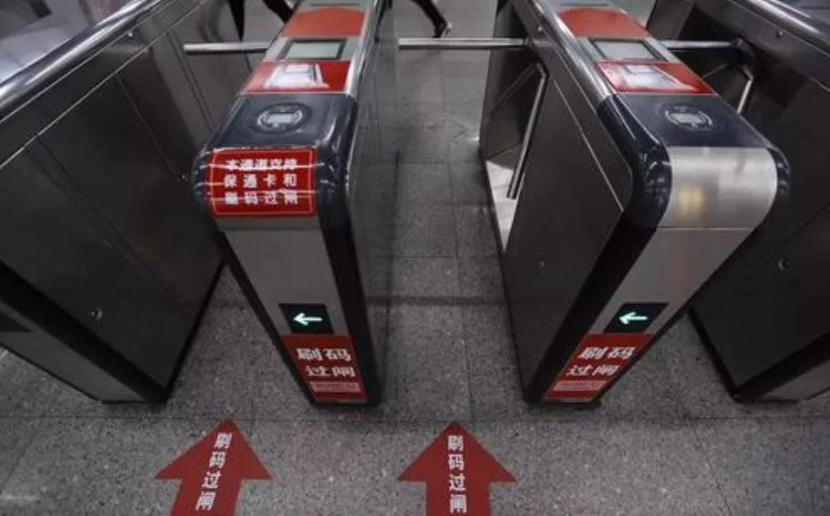 武汉2号线一女孩脚踹妈妈现场到底发生了什么（武汉地铁口女）