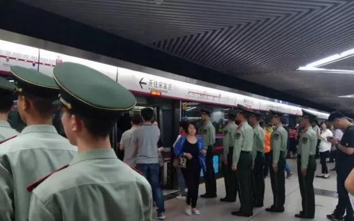 北京地铁今天有武警站岗有重大事情（武警北京地铁站列队）2
