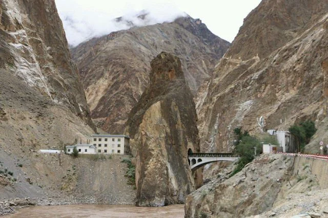 川藏铁路全线横渡雅鲁藏布江多少次(川藏铁路怒江特大桥)3