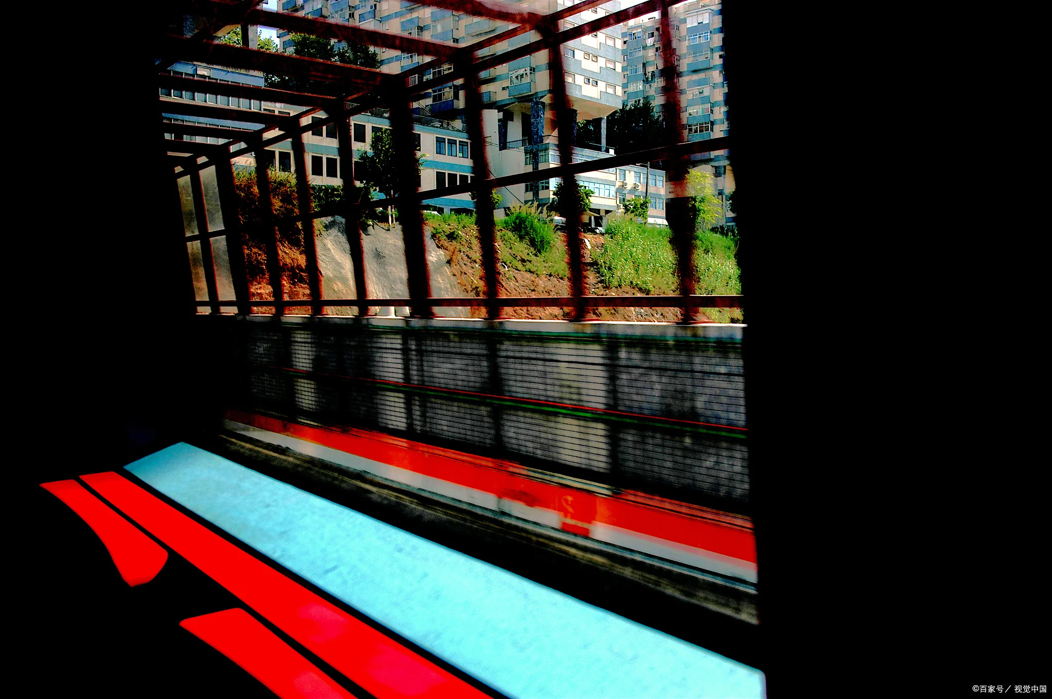 武汉一女孩因搭错地铁态度恶劣当众连踹母亲6脚为何说母亲是自作自受（武汉地铁还我儿子）