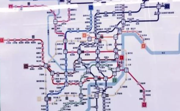 重庆轻轨早上几点开始运行（轻轨地铁开收班时间）