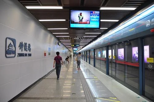 下面是西安地铁的标识(图内八字为“穿越历史感受未来”)请从构形角度说明标识的创意要求语意简明(西安地铁提示语)2