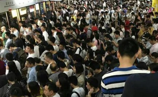 女子摘口罩在地铁车厢内热舞地铁工作人员对此有何回应(成都地铁钢管舞)3