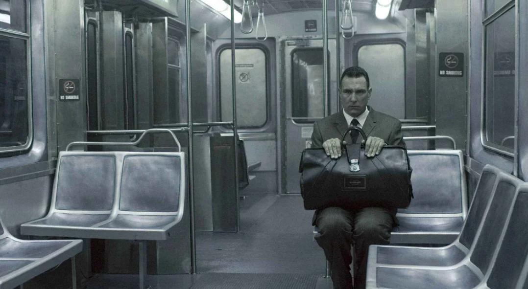 一部外国的恐怖电影 说是好像是一个地铁站还是火车站晚上会出现一个杀人魔 然而有个女的坐上了一架列车（地铁站的变态人格电影）