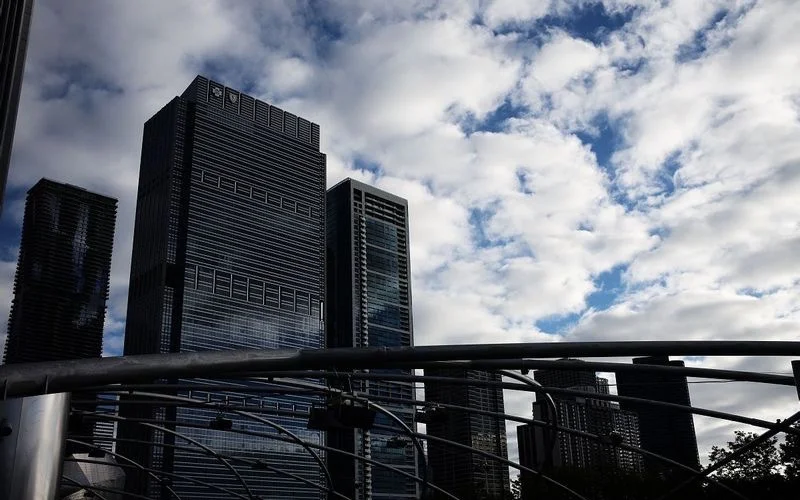 上海地铁2号线早高峰的时候是不是很挤我明天大概8:30到上海虹桥 10:00前要到浦东南路那边（上海地铁早高峰可以吧我的衣服挤坏）3