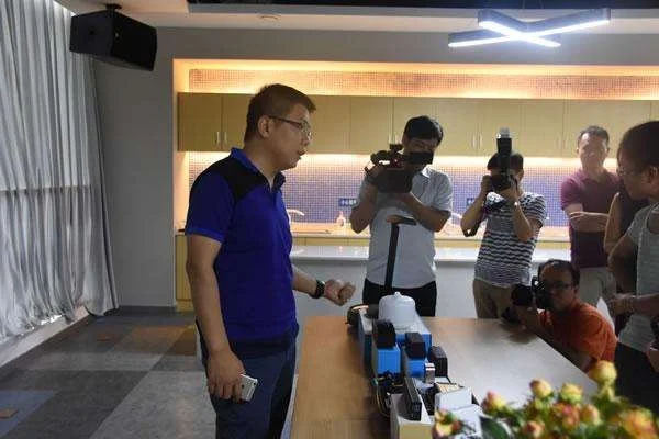 地铁站务员几点就要起来上班啊一天工作几小时啊(成都地铁员工小视频)4