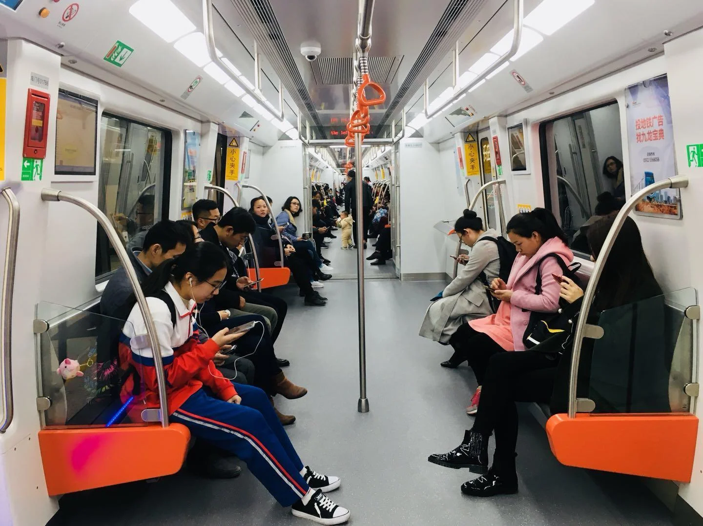 刚才我下地铁想上厕所找不到地方于是我越过栏杆到地铁后面的树林里我到里面看到一对情侣搂在一起亲热（情侣地铁站闻下体）6