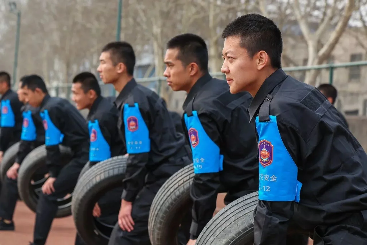 深圳地铁运行的女士车厢对于女性帮助很大那为什么没有男士车厢（深圳地铁男子下体）
