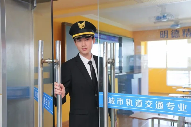 广州到猎德乘地铁机场和高铁哪个方使（广州地铁高铁火车维修方面学校）2