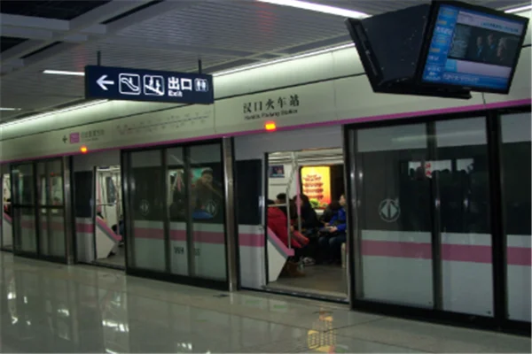 常见情侣在地铁站投入接吻对外开放接完吻过后会不会觉得在地铁站接吻很尴尬（上海地铁情侣狂吻3分钟）2