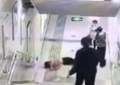 女孩地铁站下楼玩手机摔倒是怎么回事(女子玩手机地铁站摔倒)7