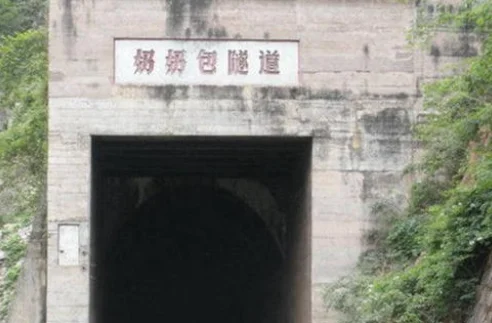 为什么成昆铁路的奶奶包隧道会弃用那次事故以后动工修理就可以了啊为什么还要重新挖（奶奶扫铁路）2