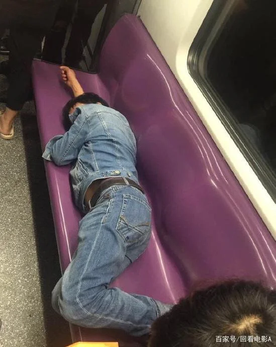 南京地铁4号线车厢内一女子行为不雅到底怎么回事（南京地铁一女子穿）3