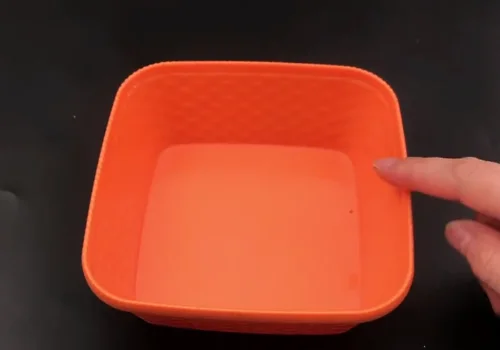 男子地铁剥蒜蒜皮撒一地结果怎么样了（天津地铁捡大蒜皮）2