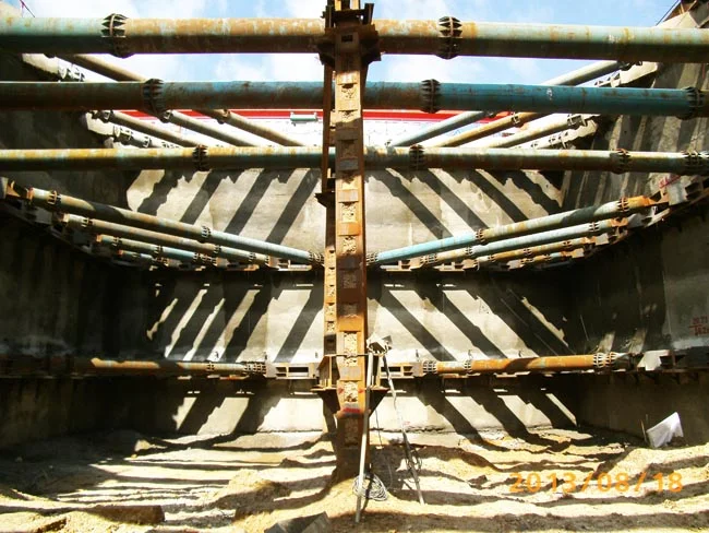 求地铁工地建筑解析广州地铁四号线延长段施工现场图片这是我站在地面拍摄的不明白图中的的露天深沟（广州地铁施工工地）