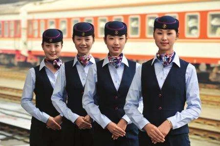 北京地铁2号线和平门站一名乘客坠轨（北京地铁2个女子抢座）3