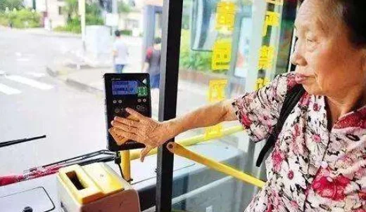 老年卡一次乘地铁有时间限制吗（郑州公交老年公卡乘地铁乘车时间）