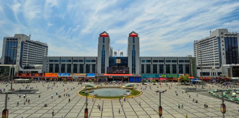 郑州火车站有多少条铁路线（郑州火车站中国铁路）