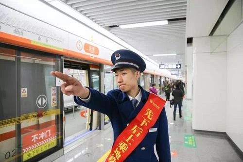 地铁站务员几点就要起来上班啊一天工作几小时啊（青岛地铁站务上班时间）