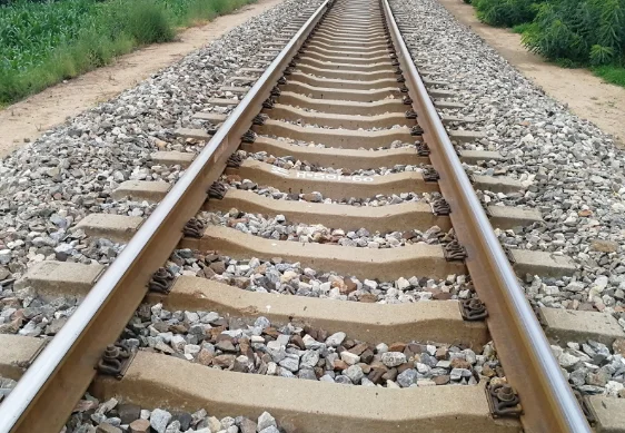 铁路上的石子是干什么用的（铁路石料）