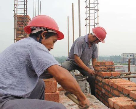 南京市民王女士因在地铁上吃了一块糖被罚款20元一事件写一篇时评文 作文800字左右（南京地铁上农民工坐地上事件时评）4