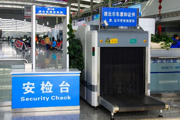 广州地铁南站被卡青年怎么解救出来的（广州地铁推车救人）2