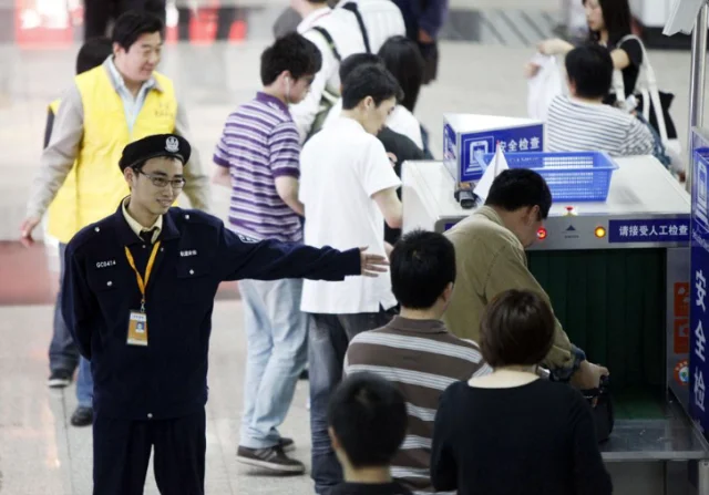 上海站地铁有个骗人的工作人员我31号在上海地铁站也被骗了两百当时坐错车了一个工作人员就给我看地图（上海地铁安检员哭诉天涯）