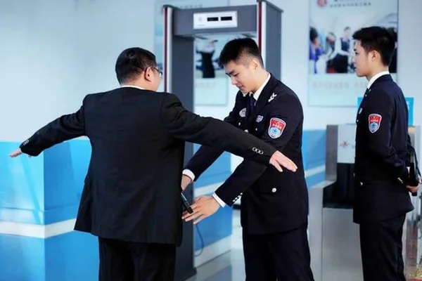 在上海洗洁精洗手液这样的液体可以通过安检带上地铁么(上海地铁口安检机检测液体)4