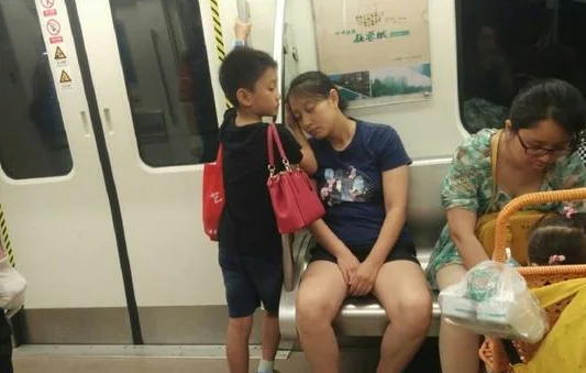 成都地铁小暖男是怎么回事（成都地铁小暖男网易）5