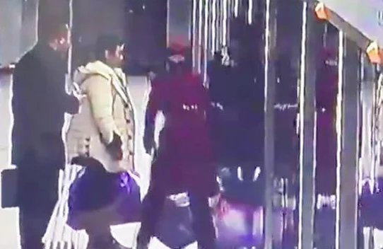 武汉地铁1名乘客强行上车被卡住后如何获救（武汉地铁一男子抽搐）2