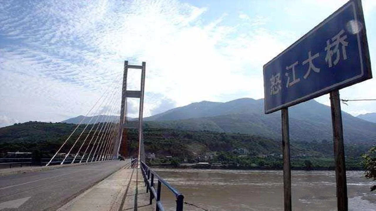 川藏铁路全线横渡雅鲁藏布江多少次(川藏铁路怒江特大桥)2