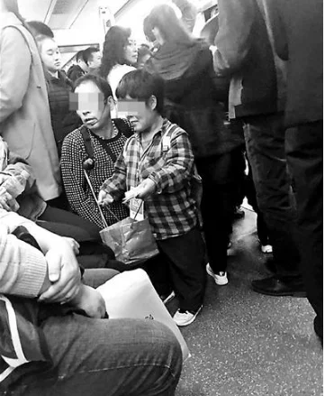 地铁上这些乞讨者就没有人管吗（北京地铁乞讨微信举报）2