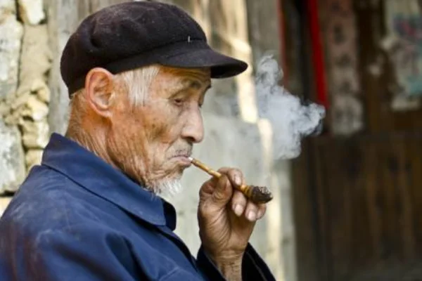 深圳60岁以上老人可以持身份证免费坐地铁吗（80岁老人深圳地铁）2