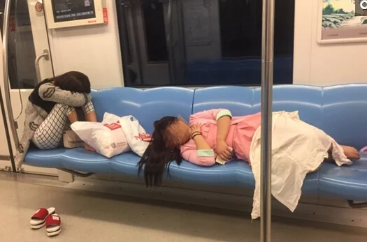 上海地铁两名女子秀一字马具体是怎么回事(上海地铁三号线脱鞋女子身份)4