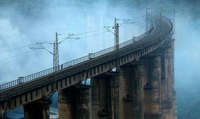 铁路桥上铁路中间的钢轨起啥作用（火车大桥铁路）2