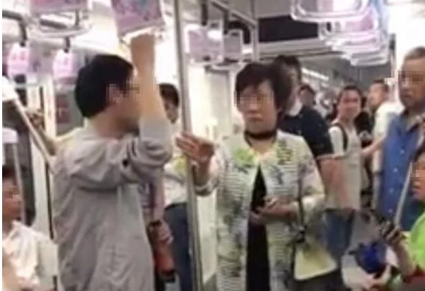 上海地铁老人怒斥男子不让座网友对此事评论为何两极化（上海地铁狂吐男子人肉）2