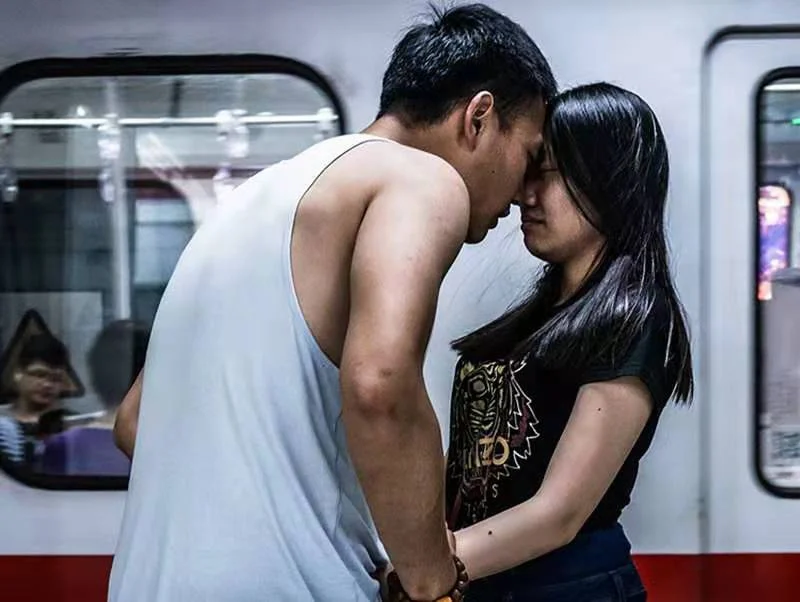 北京地铁高峰时段都是哪些时间段（北京地铁早高峰热吻）4