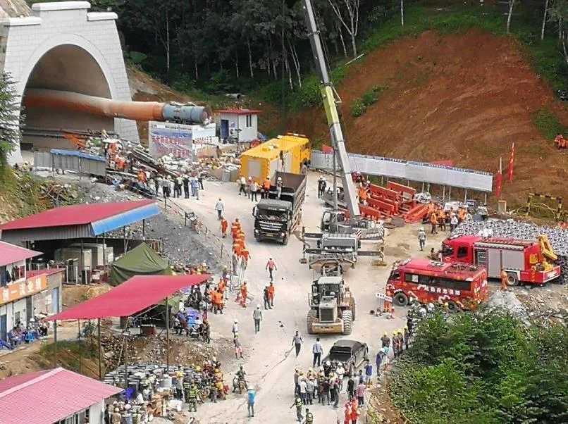 云南一铁路隧道坍塌什么原因导致的(蒙华铁路隧道塌方)2