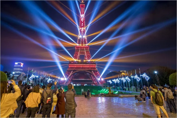 地铁站一直是网红摆拍的地方有哪些网红地铁站值得打卡游玩（深圳网红地铁站出口夜景）1