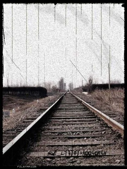 两个人牵手 走铁路的图片（铁路照片人物摆姿势）3