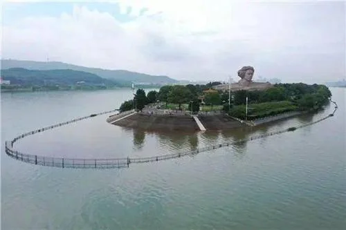 橘子洲站是长沙地铁2号线唯一一个处在湘江中央的车站（橘子洲被淹地铁站）