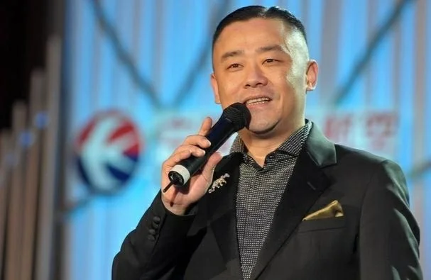 上海地铁老人怒斥男子不让座网友对此事评论为何两极化（上海地铁荒芜变热闹）