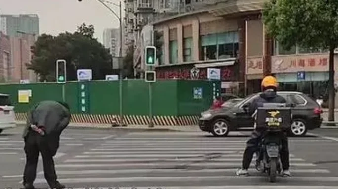 成都一外卖员霸气堵路2分钟网友却交口称赞他为何要这样做(成都地铁外卖小哥)3