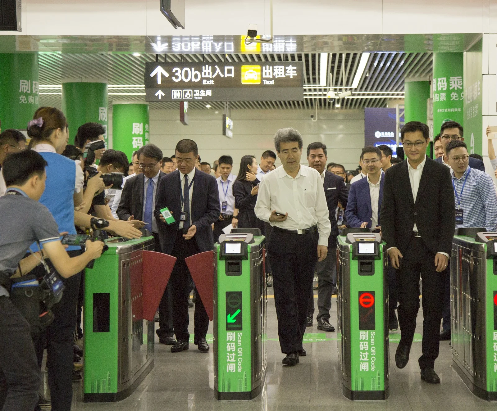 2个微信号是同一张身份证认证的这二个微信号可以同时开通深圳通二维码支付乘车吗（微信深圳通能坐地铁）