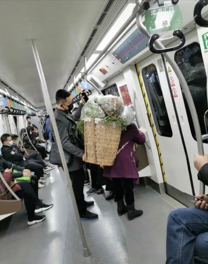 成都地铁小暖男是怎么回事（成都地铁小哥哥）6