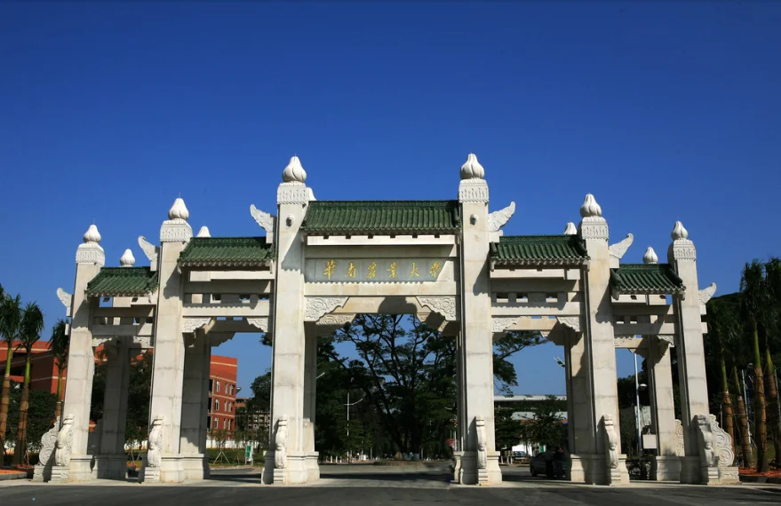 华南农业大学有2个门口哪个是南门哪个是新正门啊都在地铁哪个出口出去可以去啊（华南农业大学在地铁哪个出口）2