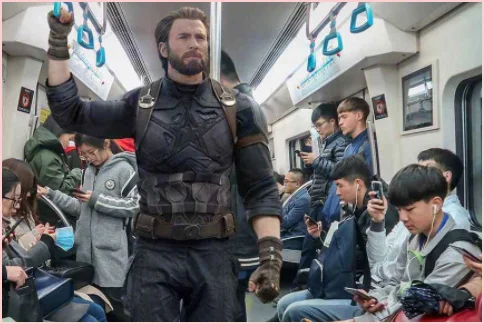 上海地铁老人怒斥男子不让座网友对此事评论为何两极化（上海地铁内男子骂人）6